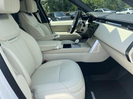 2025 Land Rover Range Rover P615 SV