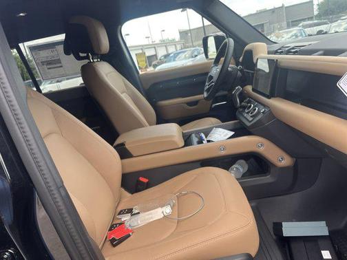 2025 Land Rover Defender 110 P400 X-Dynamic SE