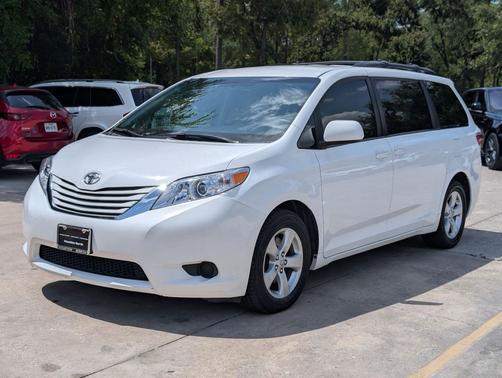 Super White 2017 Toyota Sienna LE
