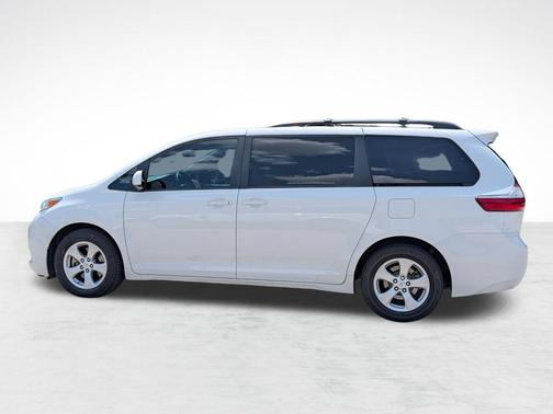 Super White 2017 Toyota Sienna LE