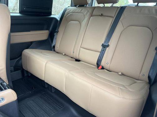 2025 Land Rover Defender 90 P400 X-Dynamic SE