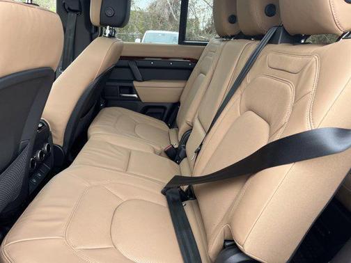2025 Land Rover Defender 130 P400 X-Dynamic SE