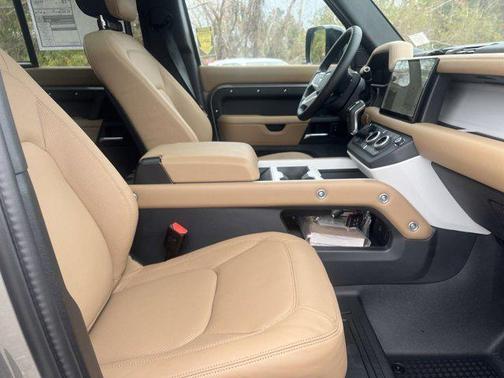 2025 Land Rover Defender 110 P400 X-Dynamic SE
