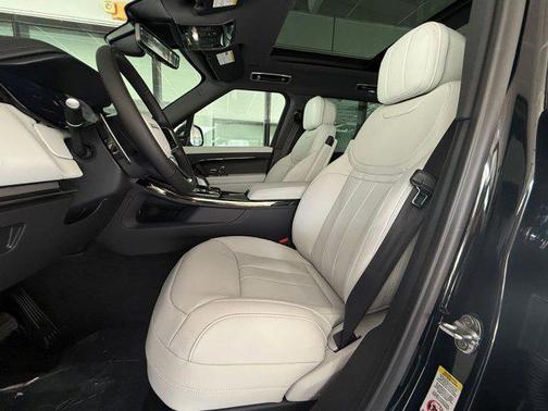 Santorini Black Metallic 2026 Land Rover Range Rover Sport SE