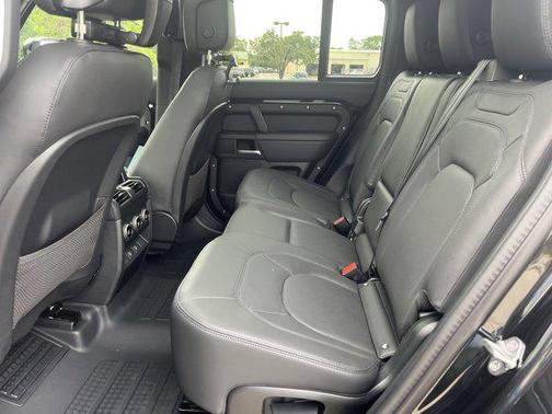 2025 Land Rover Defender 130 P400 Outbound