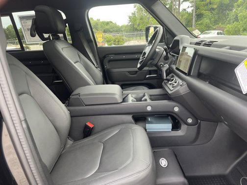 2025 Land Rover Defender 130 P400 Outbound
