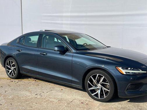 2020 Volvo S60 T6 Momentum