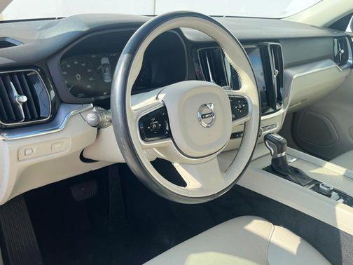 2020 Volvo S60 T6 Momentum