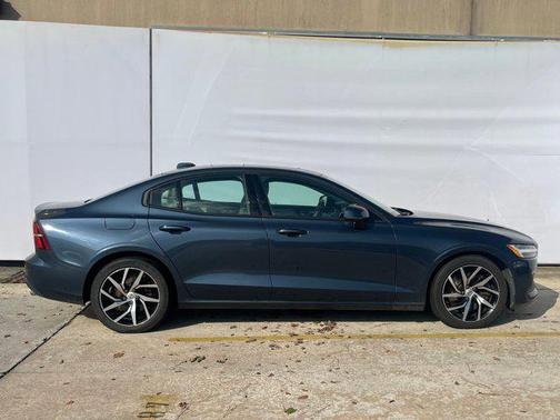2020 Volvo S60 T6 Momentum