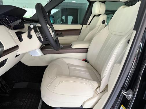 Santorini Black 2026 Land Rover Range Rover P400 SE 7 Seat
