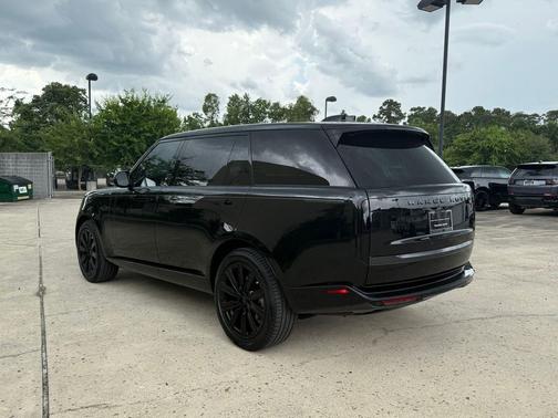 Santorini Black 2026 Land Rover Range Rover P400 SE 7 Seat