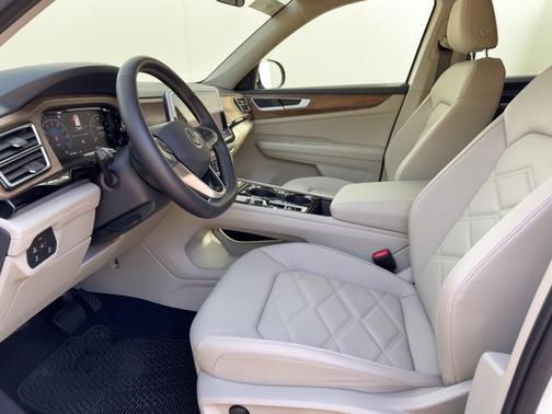 Opal White Pearl 2026 Volkswagen Atlas 2.0T SE w/Technology
