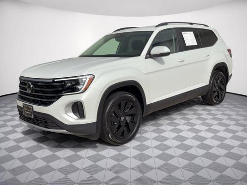 Opal White Pearl 2026 Volkswagen Atlas 2.0T SE w/Technology