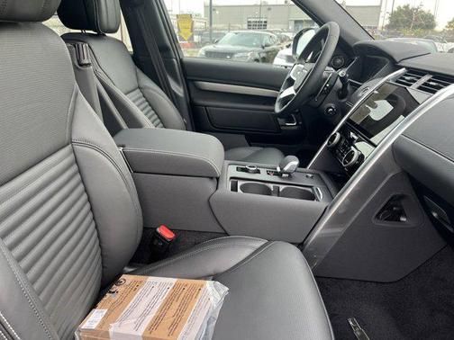 2025 Land Rover Discovery P360 Dynamic SE