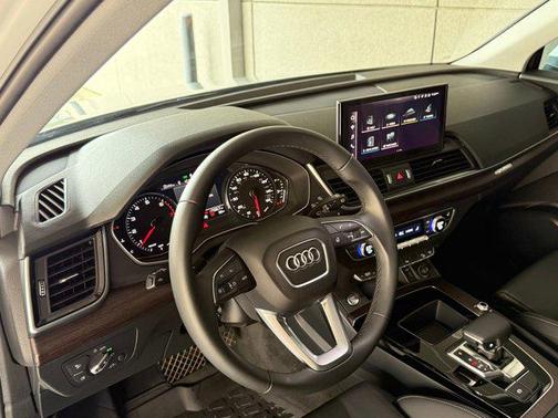 Glacier White Metallic 2024 Audi Q5 45 S line Premium