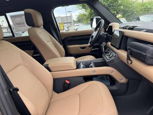 2025 Land Rover Defender 130 P400 X-Dynamic SE