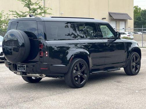 2025 Land Rover Defender 130 P400 X-Dynamic SE