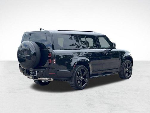 2025 Land Rover Defender 130 P400 X-Dynamic SE