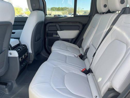 2025 Land Rover Defender 130 P400 X-Dynamic SE