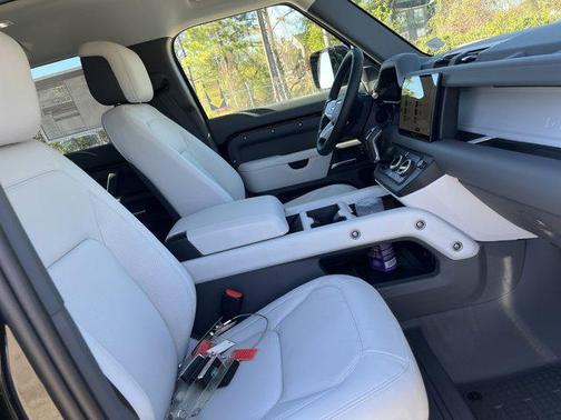 2025 Land Rover Defender 130 P400 X-Dynamic SE