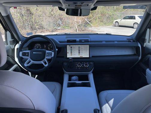 2025 Land Rover Defender 130 P400 X-Dynamic SE