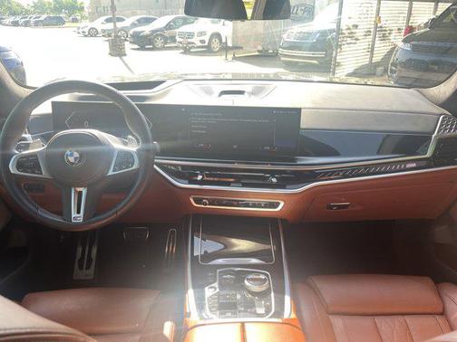 2023 BMW X7 M60i