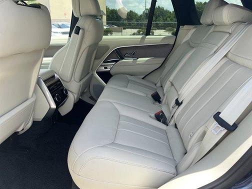 2025 Land Rover Range Rover P550e SE
