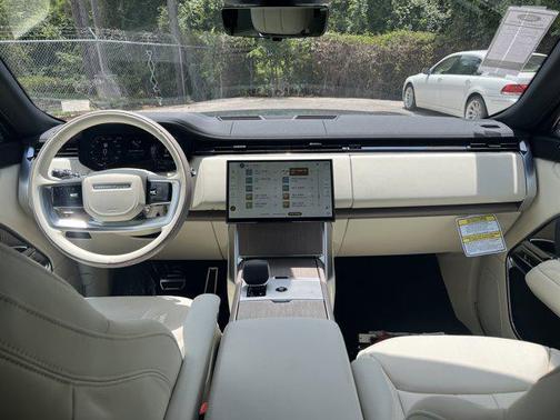 2025 Land Rover Range Rover P550e SE