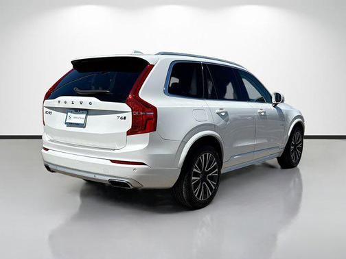 2021 Volvo XC90 T6 Momentum