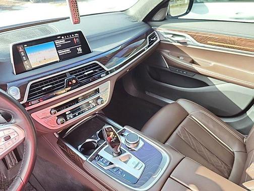 2022 BMW 750 i xDrive