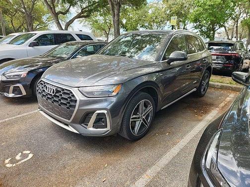 Daytona Gray Pearl Effect 2022 Audi Q5 e 55 S line Premium Plus