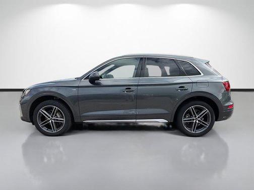 Daytona Gray Pearl Effect 2022 Audi Q5 e 55 S line Premium Plus