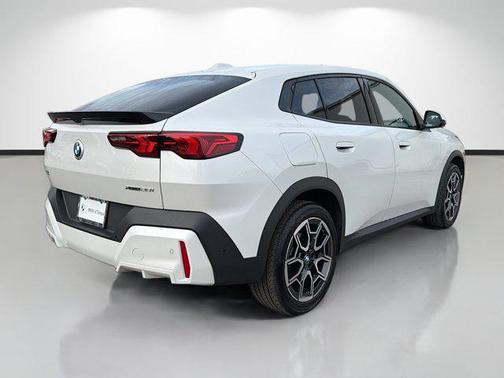 White Metallic 2025 BMW X2 xDrive28i