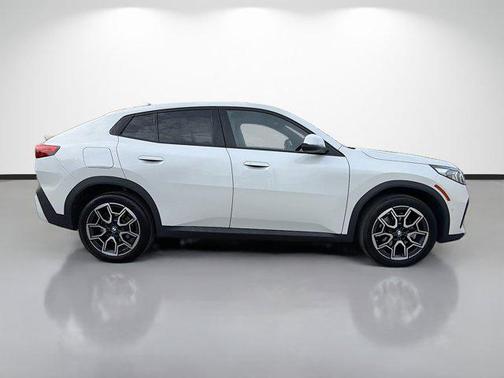 White Metallic 2025 BMW X2 xDrive28i