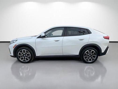 White Metallic 2025 BMW X2 xDrive28i