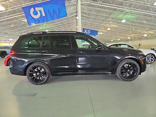 2025 BMW X7 M60i