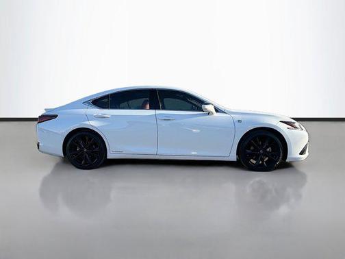 2022 Lexus ES 300h F SPORT