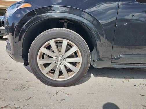 2017 Volvo XC90 T6 Momentum