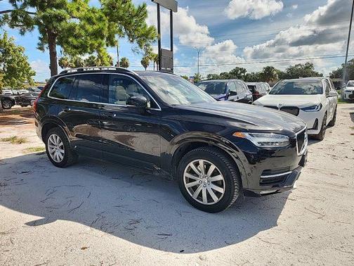 2017 Volvo XC90 T6 Momentum