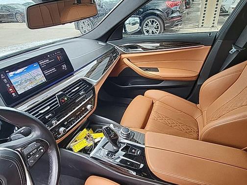 Alpine White 2022 BMW 530 i
