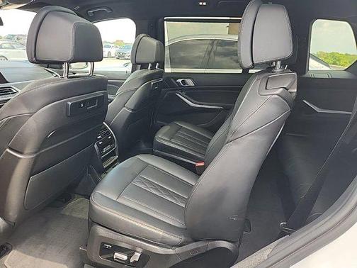 Mineral White Metallic 2022 BMW X7 xDrive40i