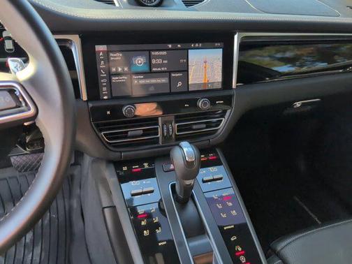 2023 Porsche Macan Premium Plus