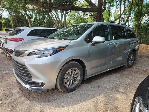 Celestial Silver Metallic 2025 Toyota Sienna XLE