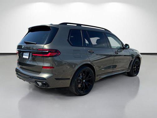 Manhattan Green Metallic 2027 BMW X7 xDrive40i