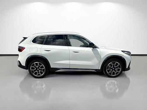 Alpine White 2024 BMW X1 xDrive28i
