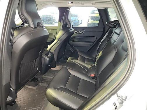 Bright Silver Metallic 2019 Volvo XC60 T5 Momentum