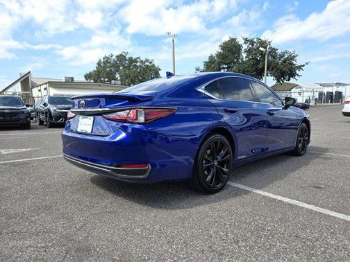 2022 Lexus ES 300h F SPORT