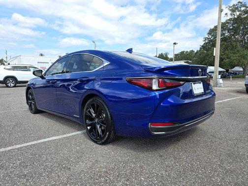 2022 Lexus ES 300h F SPORT