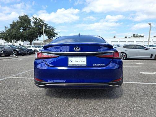 2022 Lexus ES 300h F SPORT