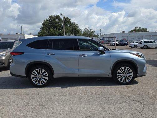2023 Toyota Highlander Hybrid Platinum